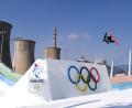 Bild: picture alliance/dpa/XinHua
Auf dem Gelände eines ehemaligen Stahlwerks bauten die chinesischen Gastgeber eine Big-Air-Schanze für die Ski-Freestyle- und Snowboard-Wettbewerbe.