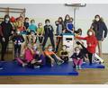 Bild: gis
Die Freude über 1400 Euro für den Schulsport war den Mädchen und Buben – leider durch Masken verdeckt - mit ihren Lehrerinnen Silvia Glaser (Zweite von rechts) und Jana Baumann (links) ins Gesicht geschrieben. Der Betrag stammt aus den Mandatsbeiträgen 2021 von Bürgermeister Sebastian Voit (rechts).