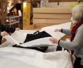 Bild: hba
Vorsichtig werden die Kleidungsstücke aus den Archivkartons entnommen. Jedes ist mit Seidenpapier geschützt.
