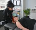 Bild: jr
„Osteopathie berührt“ – so beschreibt Christina Kotzbauer (links) mit kurzen Worten ihre Arbeit. Diagnostik und Behandlung führt sie ausschließlich mit ihren Händen durch. Hier zeigt sie an ihrer Schwester Daniela einige Handgriffe.