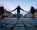 Symbolbild: Nicolas Armer/dpa
Auf dem Schwandorfer Marktplatz bildet sich am Dienstag eine Menschenkette mit Mindestabstand. Es handelt wie auf diesem Bild in Schweinfurt ebenfalls um eine Gegenveranstaltung zu den regelmäßig stattfindenden Mahnwachen und Spaziergängen gegen die Corona-Maßnahmen und das Impfen.