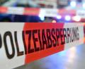 Symbolbild: Patrick Seeger/dpa
Ein Flatterband mit der Aufschrift „Polizeiabsperrung“.