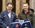 Bild: Blue Devils Weiden
Geschäftsführer Franz Vodermeier (links) freut sich über die Verpflichtung von Jürgen Rumrich als neuen Sportlichen Leiter bei den Blue Devils Weiden.