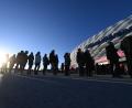 Archivbild: Sven Hoppe
Fans stehen vor der Allianz Arena an. Künftig dürfen wieder mehr Zuschauer ins Stadion.