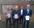 Bild: Alexander Hirschmann-Titz/exb
Ehrungen gab es beim Bienenzuchtverein Sulzbach-Rosenberg für langjährige Mitgliedschaft (von links): Wolfgang Geih (15 Jahre), Imker-Kreisvorsitzender Andreas Royer, Walter Klass (40 Jahre), Bürgermeister Michael Göth und Vorsitzender Helmut Heuberger (40 Jahre).