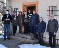 Bild: Stadt Schönsee/exb
Agil und gut gelaunt nahm Laura Bodensteiner all die Wünsche zum 100. Geburtstag entgegen: Im Bild von links Pfarrer Wolfgang Dietz, Lisbeth Balk (Chor und OWV), Barbara Wirnshofer (Seniorenkreis), Jubilarin Laura Bodensteiner und die beiden Töchter im Hintergrund, Bürgermeister Reinhard Kreuzer, Chorleiter Hubert Reimer und Zweiter Bürgermeister Andreas Hopfner.