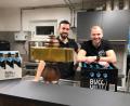 Bild: mis
Die beiden Hobbybauer Thomas Käsbauer (links) und Manuel Jungwirth (rechts) hinter ihrem Tresen. Stolz präsentieren sie ihr "Bucculi-Hölls".