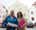 Bild: bl
Liebe auf den ersten Blick. Geoline und Gerhard Igl haben das Altstadthaus am Oberen Markt in Nabburg (im Hintergrund) im Internet entdeckt und sind seinem Charme verfallen. Jetzt will das Investorenpaar die Sanierung anpacken, drei Wohnungen sollen hier entstehen.