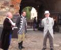 Bild: gjb
Ein Schauspieler des Westböhmischen Theaters in der Rolle des Johann Wolfgang von Goethe (rechts) bei der Besichtigung der Egerer Burg.