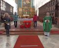 Bild: ads
Petra Lindner, Sabine Feuerer und Barbara Bachmann (v.l.) brachten sich jahrelang in das Familiengottesdienst-Team der Pfarrei St. Georg ein. Jetzt wurden sie von Kaplan Florian Rein ( r.) verabschiedet.