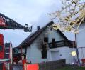 Archivbild: frd
Bei diesem Wohnhausbrand im April 2021 in Eigelsberg, kam die Drehleiter der Nachbarfeuerwehr Neunburg vorm Wald zum Einsatz. In etwa einem Jahr wird auch die Stützpunktwehr Oberviechtach damit ausgerüstet sein.