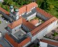 Archivbild: Michael Ascherl
Die Mädchenrealschule der Zisterzienserinnen in Waldsassen nutzt einen großen Teil der Räumlichkeiten des Klosters. In den nächsten Monaten wird überlegt, wie ein gemeinsamer Schulstandort nach einer Zusammenlegung der Privatschule mit der Staatlichen Realschule aussehen kann.