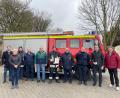 Bild: lei
Bei der Übergabe des alten Löschgruppenfahrzeugs der Feuerwehr Edelsfeld an Vertreter des Landesfeuerwehrverbands Rheinland-Pfalz (von links): Stefan Haas, Elisabeth Dehling, Walter Pilhofer, Alexander Luber, Franz Schuster (ehemaliger Kommandant der Feuerwehr Edelsfeld), Markus Luber (Kommandant), Peter Gerhards (Vizepräsident des Landesfeuerwehrverbands Rheinland-Pfalz), Norbert Wölfert (Landesfeuerwehrverband) sowie Bürgermeister Hans-Jürgen Strehl und Zweiter Bürgermeister Hans Klann.
