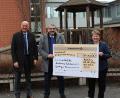 Bild: Theresa Ströhl/exb
Bei der Spendenübergabe freute man sich über die erfolgreiche Finanzierung des Projekts. Von links: Günter Teich, Geschäftsinhaber, Thomas Bär, Geschäftsstellenleiter der Agentur Teich, und Katrin Panek, Geschäftsführerin der Lebenshilfe Amberg-Sulzbach.