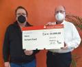 Bild: Sparkasse/exb
Richard Riedl aus Waidhaus (links) freut sich über 10.000 Euro. Sparkassen-Kundenberater Martin Hanauer überreicht symbolisch einen Scheck.