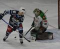 Bild: gb
Die Blue Devils besiegten am Freitag den Höchstadter EC mit 4:2. Hier lauert Edgars Homjakovs vor dem Kasten von Gästekeeper Benjamin Dirksen.