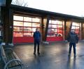 Bild: Portner
Die beiden Kommandanten der Feuerwehr Oberviechtach freuen sich auf das Drehleiterfahrzeug. Der Stellplatz im Gerätehaus ist dafür schon festgelegt.