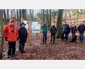 Bild: Sven Grünert/exb
Bei der Eröffnung das Waldumbau-Erlebnispfades Steinberg (von links): Professor Wolfgang Schirmer (Uni Düsseldorf), Hans Renner (Waldbesitzer), Andreas Tschuschke (UNB Amberg-Sulzbach), Melanie Chisté (Naturpark Fränkische Schweiz), Horst-Dieter Fuhrmann (AELF), Ursula Schirmer, Christina Hübner (AELF) und Bernhard Köller (Bürgermeister von Königstein).