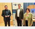 Bild: IHK Marktredwitz-Selb/exb
Neuer Vorsitzender des IHK-Gremiums Marktredwitz/Selb ist Dr. Roman Pausch (Mitte). IHK-Hauptgeschäftsführerin Gabriele Hohenner (rechts) und Robert Göpel (links), Geschäftsführer des IHK-Gremiums Marktredwitz/Selb, gehörten zu den ersten Gratulanten.