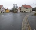 Bild: bk
Im Rahmen der Baumaßnahme am Marktplatz in Kaltenbrunn soll auch der Gehweg auf der rechten Seite an der Ecke Grafenwöhrer Straße verbreitert werden.