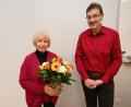 Bild: Thomas Graml, Stadt Amberg/exb
Gisela Schubert unterrichtet seit 50 Jahren Englisch an der Volkshochschule Amberg. VHS-Leiter Reiner Volkert gratuliert mit einem Blumenstrauß.