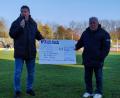 Bild: e
Jürgen Walter (rechts) und Wolfgang Haller bei der Spendenübergabe.