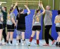Archivbild: Hubert Ziegler
Die Handballerinnen der HG Amberg klatschen sich vor dem Anwurf mit ihrem Trainer Roman Will (Vierter von rechts) ab. Am Samstag geht es im zweiten Heimspiel in Folge gegen die SG Mintraching/Neutraubling II.