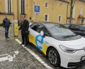 Bild: fg
Bürgermeister Hermann Falk am elektrischen Zapfhahn hofft mit Bayernwerk Kundenbetreuer Markus Windisch, dass die beiden neuen E-Tankstellen gut angenommen werden.