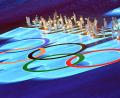 Bild: Peter Kneffel/dpa
Die olympischen Ringe erstrahlen während der finalen Zeremonie vor den Artisten.