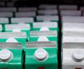 Symbolbild: Jens Kalaene/dpa
Milch oder lieber ein Hafer-, Soja- oder Mandel-Drink? Beim Verbraucher werden die veganen Alternativen beliebter, bei den Herstellern und im Vertrieb im Landkreis Schwandorf ist deren Rolle – noch – untergeordnet.