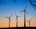 Bild: Patrick Pleul/dpa
Windräder im abendlichen Gegenlicht: Derartige Ansichten werden im Weidener Osten als nicht ganz so idyllisch empfunden.