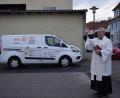 Bild: bnr
Stadtpfarrer Hannes Lorenz erteilte dem neuen Tafelmobil den kirchlichen Segen.