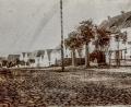 Archivbild: njn
Blick vom Marktplatz, damals noch mit Mariensäule, hinunter zur Westseite des Unteren Marktes, die 1832 bis auf einige Häuser im oberen Bereich vom Brand verschont blieb.