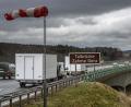 Bild: Michael Reichel/dpa
Wohin bläst der Wind? Auf Autobahnbrücken zeigen oft Luftsäcke, ob und aus welcher Richtung der Wind weht.