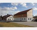 Bild: frd
Bereits 2020 konnten in einer wohl einmaligen Gemeinschaftsleistung der Dorfgemeinschaft Pertolzhofen das „Haus der Vereine“ (vorne) und das Dorfgemeinschaftshaus - mit der Aufschrift Stodlwirtschaft - zum größten Teil fertiggestellt werden. Erst heuer kann das Gemeinschaftswerk gesegnet und gebührend gefeiert werden.