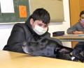 Bild: ubb
Legt Shadow seinen Kopf auf die Schulbank, ist das ein Zeichen für den zwölfjährigen Schüler Hosh, dem Rüden die Ohren zu kraulen.