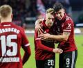 Bild: Daniel Löb/dpa
Pascal Köpke (links) und Taylan Duman hatten maßgeblichen Anteil am Nürnberger Sieg gegen Jahn Regensburg. Die beiden neuen in der Startelf schossen die Tore beim 2:0-Erfolg.