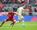 Bild: Tobias Hase
Joshua Kimmich (links) kommt gegen den Fürther Max Christiansen zu spät.