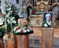 Bild: lg
Neben dem Bildnis der Verstorbenen stand die von den Enkelkindern bemalte Urne im Mittelpunkt des Trauergottesdienstes in der Stadtpfarrkirche in Oberviechtach.