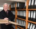 Bild: Gabi Schönberger
Sauber beschriftet und aufgereiht füllen die Berichte über Floß viele Regalbretter im Keller von Fred Lehner. Der 90-Jährige freut sich über das Interesse seines 41-jährigen Enkels an dem Archiv, das nur eine Teil von Lehners Lebensleistung dokumentiert.