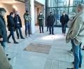 Bild: sne
Architekt Reinhold Krausch (Zweiter von links) stellt dem Stadtrat drei mögliche Feinsteinzeugfliesen für das Foyer vor.