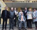 Archivbild: fvo
Im März 2017 war eine Delegation aus Waldthurn zusammen mit den Grenadierschreiber Hans Härtl nach Karlsbad gereist, um den auf Kur befindlichen Bischof František Václav Lobkowicz (Zweiter von links) um die Übernahme des großen Festgottesdienstes beim Waldthurner Heimatfest im Juni 2017 zu bitten.