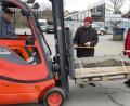 Bild: Kunz
Vorsichtig transportiert Bauhof-Mitarbeiter Karlheinz Klahn die Basaltstele mit dem Gabelstapler ins Zwischenlager. Wolfgang Herzer (Mitte) und Uwe Müller nehmen Maß.