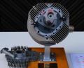 Bild: e
Davon, dass dieser Wankel-Motor einmal in einem Rasenmäher am Schrottplatz lag, ist nichts mehr zu sehen. Motor-Experte Georg Lehner hat ihn für das Bergbau- und Industriemuseum Ostbayern in Theuern auf Vordermann gebracht.