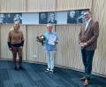 Bild: Tobias Reitmeier/exb 
Bürgermeister Hans Prechtl (rechts) und Sonja Reitinger (links) gratulierten der Jubilarin Kerstin Mois.