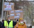 Archivbild: Michael Bothner/exb
Die Geschichte der Impfgegnerschaft (im Bild eine Szene von einer Demonstration in Regensburg) beleuchtete der Journalist Michael Bothner bei einer Online-Veranstaltung des Vereins PunK e.V.