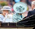Bild: Adam Davy/dpa
Die britische Königin Elizabeth II. kommt kommt in der Kutsche zum Pferderennen Royal Ascot auf der Ascot Rennstrecke. Ihr gegenüber sitzt ihr skandalgeschüttelter Sohn Prinz Andrew.