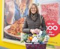 Bild: bl
Gesundes muss nicht unbedingt teuer sein, meint Diplom-Ökotrophologin Johanna Baumann von der Nabburger Außenstelle des Amts für Ernährung, Landwirtschaft und Forsten Regensburg-Schwandorf. Wo es sinnvoll ist auf Saisonales und Sonderangebote zu achten, erklärt sie exemplarisch bei einem Bummel durch einen Discounter.
