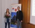 Bild: mfh
Natalie Bär ist die neue Standesbeamtin und gleichzeitig stellvertretenden Standesamtsleiterin in Neukirchen. Peter Achatzi, Vorsitzender der Verwaltungsgemeinschaft und Verwaltungschef, überreichte ihr einen Blumenstrauß.