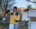 Bild: David Frahnow/exb
Wetterbeobachter David Frahnow wartete seine Wetterstation im Garten eines Freundes in der Kleingartenanlage Hamburg-Horn. Insgesamt beobachtet er an sieben Standorten das Wetter, darunter auch in Störnstein.